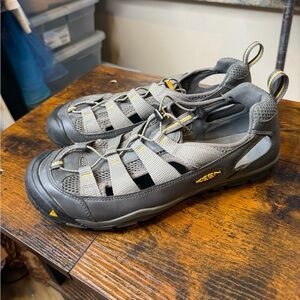 KEEN Men's Outdoor Sandals Grey Bumper Toe Bungee Cinch Lacing Size 9.5